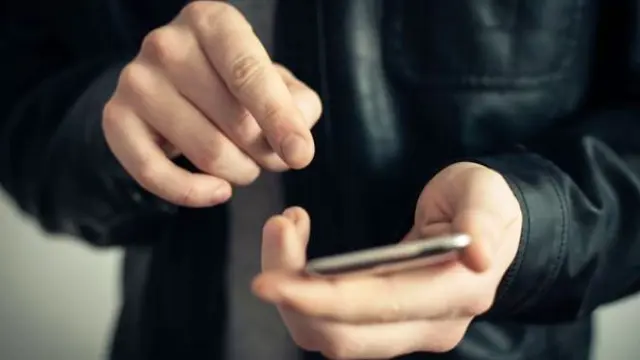 Ilustrasi Orang Menggunakan Handphone