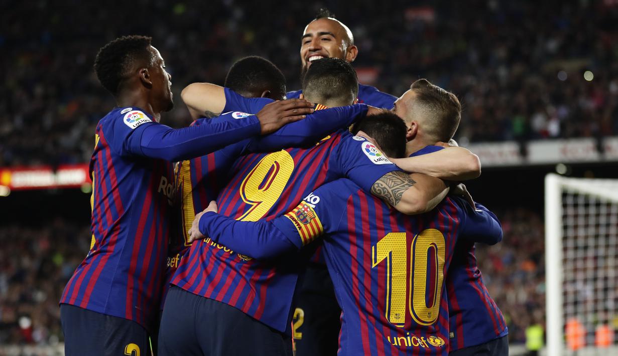 Para pemain Barcelona merayakan gol yang dicetak oleh Lionel Messi ke gawang Levante pada laga La Liga 2019 di Stadion Camp Nou, Sabtu (27/4). Barcelona menang 1-0 atas Levante. (AP/Manu Fernandez)