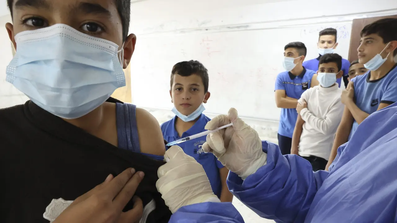 FOTO: Palestina Vaksinasi COVID-19 Siswa Berusia 12 Tahun ke Atas