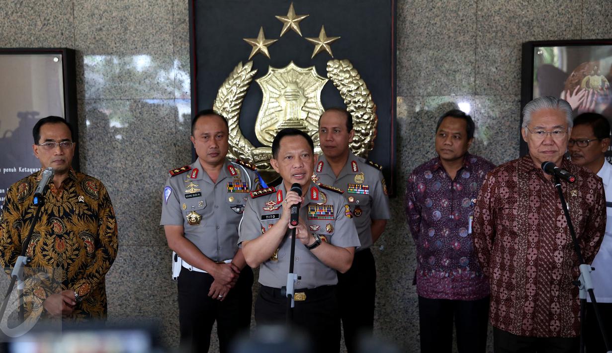 Kapolri Jenderal Tito Karnavian memberi keterangan usai melakukan rapat kordinasi di Mabes Polri, Jakarta, Selasa (29/11). Rapat tersebut menyambut Akhir Tahun 2016 kedepan agar semua berjalan aman baik. (Liputan6.com/Johan Tallo)