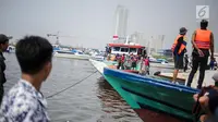 Wisatawan menaiki kapal menuju Kepulauan Seribu di Pelabuhan Kali Adem, Muara Angke, Jakarta, Sabtu (8/6/2019). Beberapa pulau di wilayah Kepulauan Seribu menjadi pilihan favorit banyak warga Ibu Kota dan sekitarnya yang memanfaatkan momen liburan Lebaran. (Liputan6.com/Faizal Fanani)