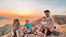 "Naik-naik ke puncak gunung bersama keluarga. Baby Don naik gunung for the first time sebagai manusia temuda. #labuanbajo #trip #family #jedar #sunset," tulis Jedar dalam unggahan 3 September. [Instagram/inijedar]