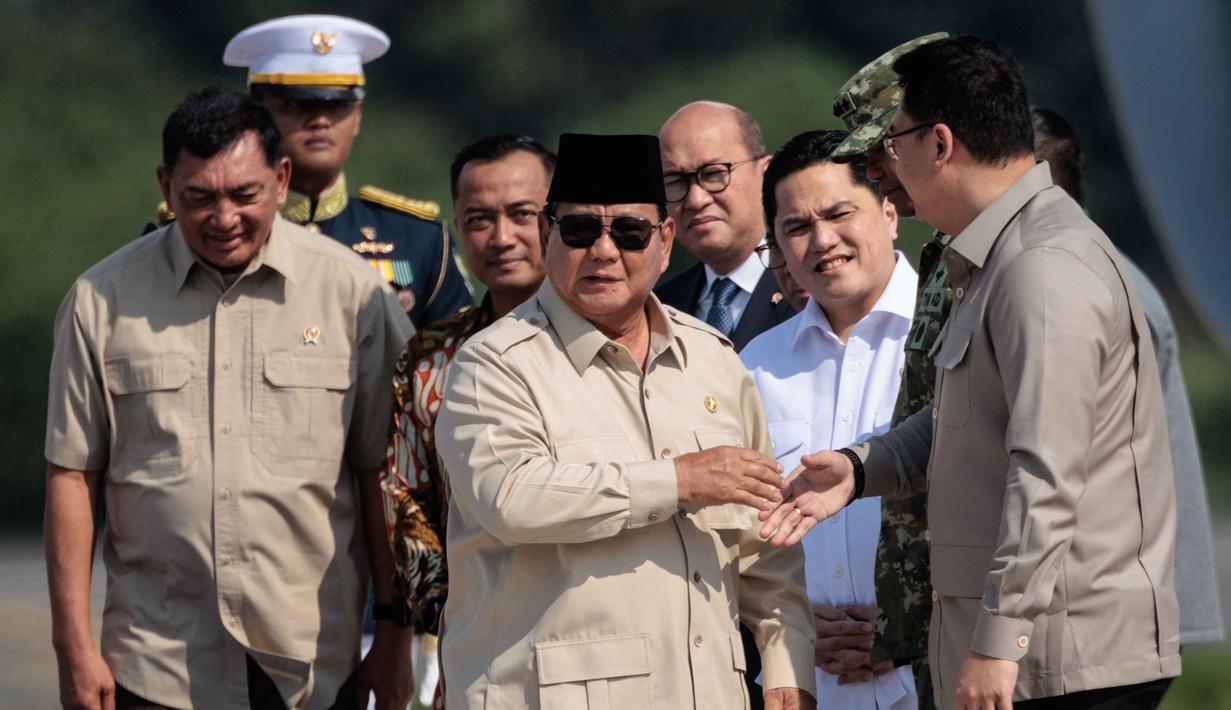 Presiden Indonesia Prabowo Subianto (tengah) disambut saat tiba dari Mesir setelah menghadiri KTT Perdamaian Gaza di Pangkalan Udara Halim Perdanakusuma, Jakarta, pada Selasa 14 Oktober 2025. (YASUYOSHI CHIBA/AFP)