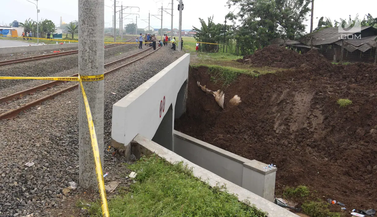 Garis Polisi terpasang di jalur kereta api Bandara Soetta, Tangerang, Banten, Selasa (6/2). Akibat longsor di Underpass Perimeter Selatan mengakibatkan jalur kereta bandra harus di tutup agar tidak terjadi longsor susulan.(Liputan6.com/Angga Yuniar)