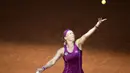 Gaya petenis Belanda, Kiki Bertens mengembalikan bola saat melawan Maria Sharapova pada ajang WTA Madrid Open di Caja Magica, Madrid, (10/5/2018). (AFP/Javier Soriano)