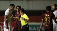 Saling dorong antar keduanya tak terelakan, sehingga wasit yang memimpin pertandingan tersebut harus mengambil keputusan tegas. (Foto: Bola.com/Ikhwan Yanuar)