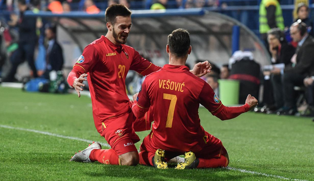 Selebrasi gol timnas Montenegro ke gawang Inggris pada laga kedua Kualifikasi Piala Eropa 2020 yang berlangsung di Stadion Pod Goricom, Podgrica, Selasa (26/3). Timnas Inggris menang 5-1 atas Montenegro. (AFP/Andrej Isakovic)