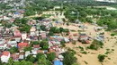 Topan Fung-wong mulai melemah dan meninggalkan Filipina di atas Laut Cina Selatan pada Senin 10 November 2025 pagi hari waktu setempat. Tampak foto udara menunjukkan pemandangan rumah-rumah yang terendam banjir di Kota Tuguegarao, Provinsi Cagayan, di utara Manila pada 10 November 2025, setelah sungai meluap akibat hujan deras yang disebabkan oleh Topan Super Fung-wong. (John DIMAIN/AFP)