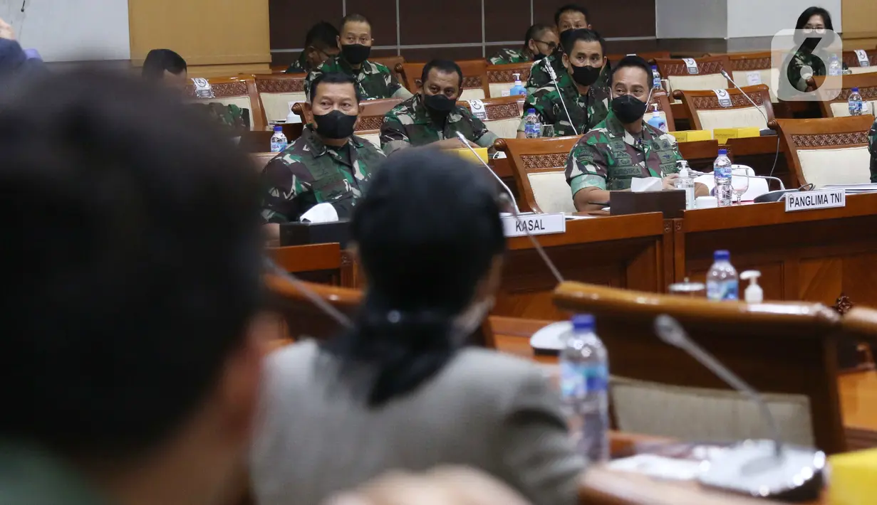 Panglima TNI Jenderal Andika Perkasa mengikuti rapat kerja dengan Komisi I di DPR RI di Kompleks Parlemen, Jakarta, Senin (24/1/2022). Agenda rapat ini antara lain Perkembangan penanganan kasus-kasus hukum prajurit TNI.  (Liputan6.com/Angga Yuniar)