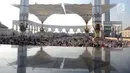 Umat muslim menunggu pelaksanaan salat Idul Fitri di Masjid Agung Jawa Tengah, Semarang, Rabu (5/6/2019). Salat Idul Fitri di Masjid Agung Jawa Tengah diikuti oleh ribuan umat muslim. (Liputan6.com/Gholib)