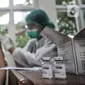 Vaksin COVID-19 berada di atas meja saat pelaksanaan vaksinasi di Kantor Kelurahan Ancol, Jakarta, Kamis (17/6/2021). LMK Kelurahan Ancol membagikan sembako secara gratis kepada peserta vaksinasi COVID-19. (merdeka.com/Iqbal S. Nugroho)