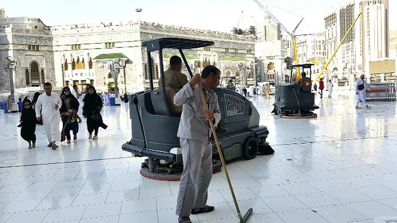 Pasukan Pembersih Lantai Masjidil Haram Jadi Tontonan Jemaah Haji