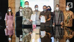 PT. Jaya Bumi Paser (JBP) menandatangani fasilitas pinjaman senilai US$27,5 juta dari Bank DBS Indonesia untuk membiayai pengembangan sumber energi baru dan terbarukan berbasis biomassa yang berkelanjutan dan menerapkan standar FSC oleh JBP di Kalimantan Timur. (Liputan6.com/Fery Pradolo)