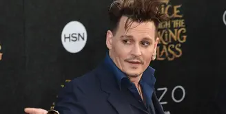 Aktor Johnny Depp di nyatakan dalam kondisi emosional tinggi dan berantakan bahkan depresi usai kasus perceraiannya dengan Amber Heard. (AFP/Bintang.com)