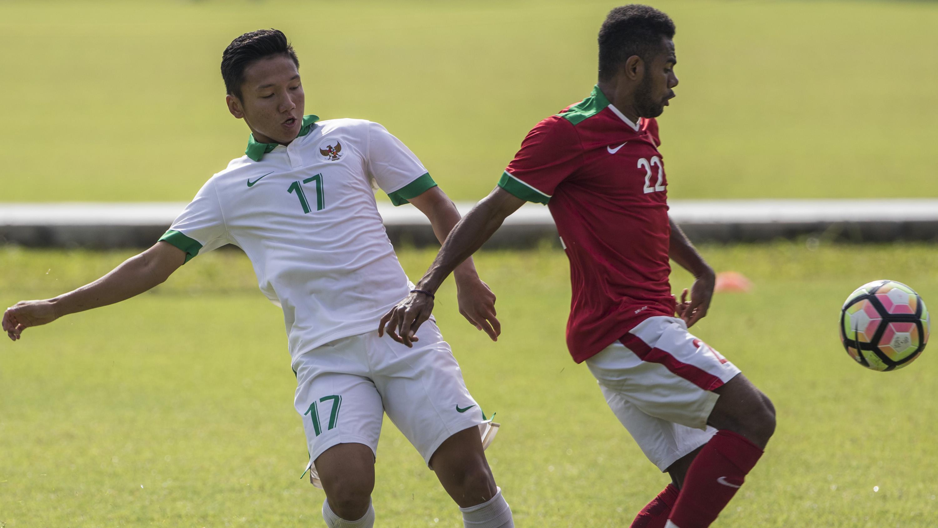 Gelandang Timnas Indonesia U-23, Yabes Roni, berebut dengan gelandang Timnas Indonesia U-19, Syahrian Abimanyu, saat uji coba di Lapangan ABC Senayan, Jakarta, Sabtu (24/2/2018). Timnas U-23 menang 5-0 atas Timnas U-19. (Bola.com/Vitalis Yogi Trisna)