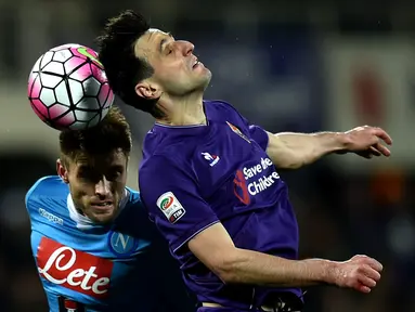 Pemain Napoli, Juan Camilo Zuniga (kiri), berebut bola dengan pemain Fiorentina, Nikola Kalinic, dalam laga Serie A Italia di Stadion Artemio Franchi, Firenze, Selasa (1/3/2016) dini hari WIB. (AFP/Alberto Pizzoli)
