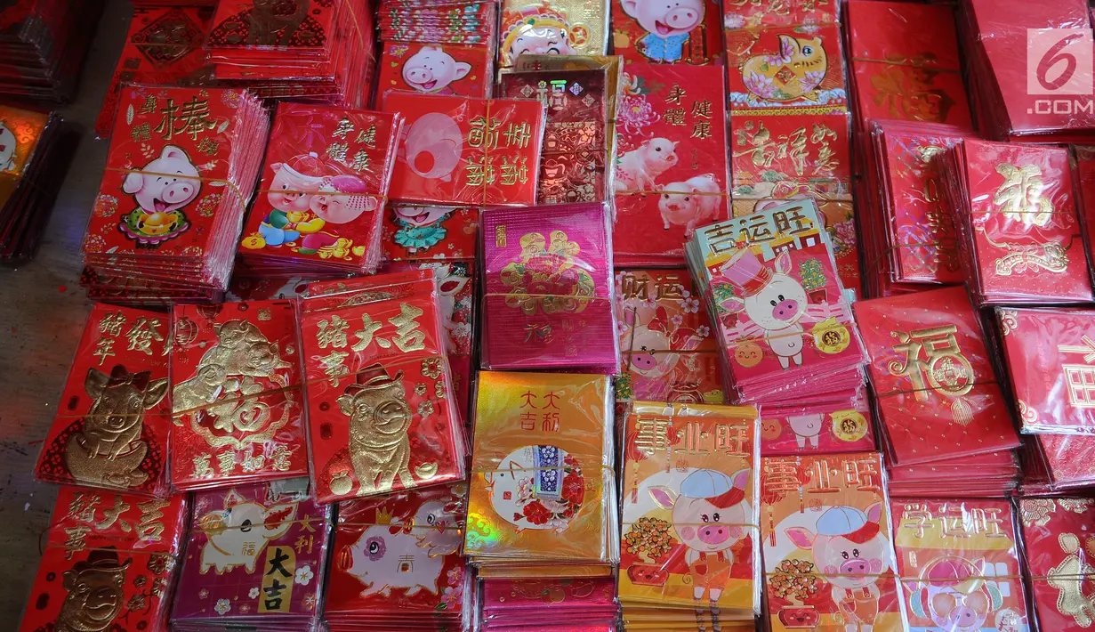 Angpao bertema Imlek dijual di kawasan Glodok, Jakarta, Kamis (31/1). Pernak-pernik Imlek bershio babi tanah sudah mulai ramai dijual. (Liputan6.com/Herman Zakharia)