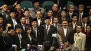 Ahok melakukan foto bersama dengan para anggota dewan usai mengikuti rapat paripurna di Gedung DPRD DKI Jakarta, Jumat (14/11/2014). (Liputan6.com/Faizal Fanani)