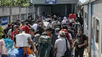 Sejumlah penumpang tiba  di Stasiun Senen, Jakarta, Minggu (3/1/2016). Kedatangan arus balik libur Natal dan Tahun Baru dari sejumlah daerah Pulau Jawa hingga pukul 13.00 WIB tercatat sebanyak 398.947 orang. (Liputan6.com/Faizal Fanani)