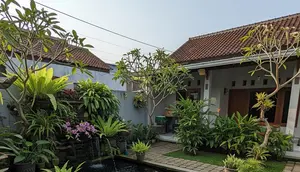 7 Inspirasi Kolam Ikan Keluarga yang Minim Risiko Terpeleset, Aman dan Tetap Estetik