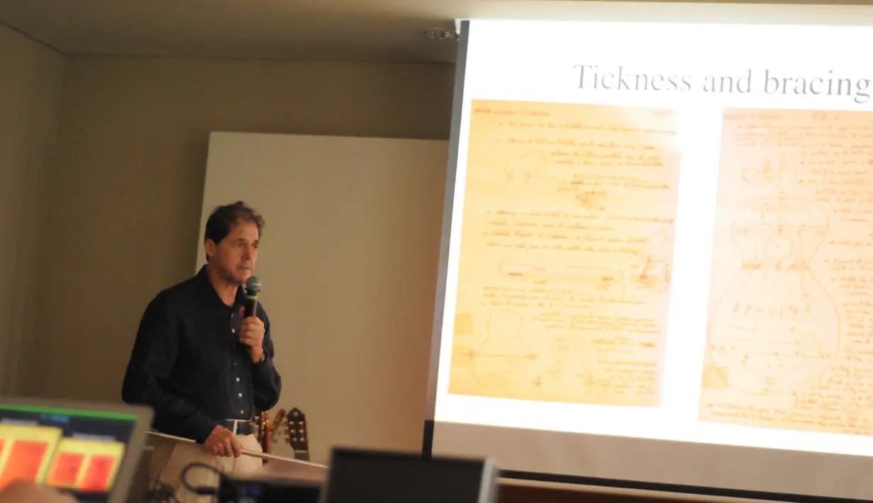 Andrea Tacchi membagikan ilmu tentang proses pembuatan gitar dalam acara JIGF 2014 yang digelar di Hotel Alila, Jakarta (Liputan6.com/Herman Zakharia)
