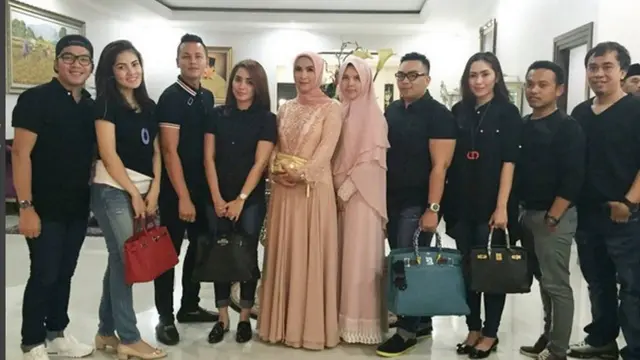Lily Martiani Maddari kerap tampil cantik dengan gaya jilbab sederhana. (Instagram/Andreblake_)