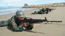Pasukan Komando TNI beraksi menggunakan senjata saat latihan anti-teror di Pantai Kajhu, Banda Aceh, (22/11). (AFP PHOTO/Chaideer Mahyuddin)