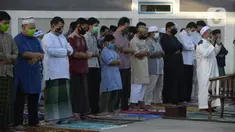 Jemaah melaksanakan salat Idul Fitri di pelataran Masjid Al Kahfi Griya Pamulang 2, Parakan, Pamulang, Tangerang Selatan, Banten, Minggu (24/5/2020). Di tengah pandemi virus corona COVID-19, jemaah yang hadir mengenakan masker untuk mencegah penularan. (merdeka.com/Dwi Narwoko)