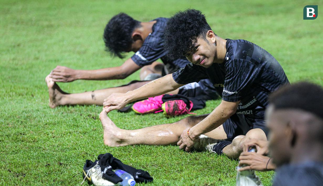 Pemain Timnas Indonesia U-20, Eros Dermawan melakukan peregangan saat pemusatan latihan yang berlangsung di Lapangan B, Senayan, Jakarta, Jumat (15/03/2024) malam. Eros merupakan salah satu pemain diaspora yang terpilih untuk pemusatan latihan ini. Ia kini berkarier di UD Logrones. (Bola.com/Bagaskara Lazuardi)