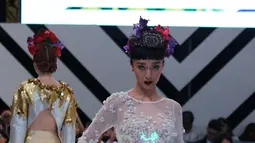 Model memamerkan busana desainer dari Singapura, Frederick Lee pada Fashion Nation 10th edition "A Decade of Pure Dacadance" di Senayan City, Jakarta, (14/4). Sederet busana dihadirkan dengan siluet dan warna yang berani. (Liputan6.com/Herman Zakharia)