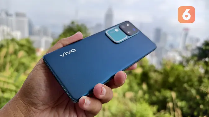 <p>Melihat langsung penampakan Vivo V30 Pro yang hadir dengan desain ramping (Liputan6.com/ Agustinus Mario Damar)</p>