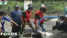 Sumur-sumur warga dan sumber air lainnya banyakyang tercampur lumpur yang dibawa banjir.