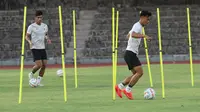 Pemain Timnas Indonesia U-23 Pratama Arhan sedang mengikuti sesi latihan perdana di Stadion Sriwedari Solo, Senin (4/9).(Liputan6.com/Fajar Abrori)