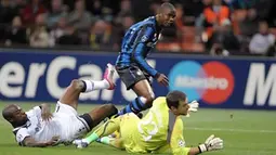 Striker Inter Milan Samuel Eto'o melewati hadangan kiper Spurs Carlo Cudicini dan bek William Gallas ketika kedua kesebelasan berhadapan dalam ajang Liga Champions di Giuseppe Meazza, Milan, 20 Oktober 2010. AFP PHOTO/GIUSEPPE CACACE