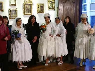 Pengunjung berfoto bersama model yang mengenakan gaun pengantin di Museum Desain Pakaian Ana Palza di La Paz, Bolivia (20/5). Pameran ini dikunjugi oleh ribuan orang. (AP Photo/Juan Karita)