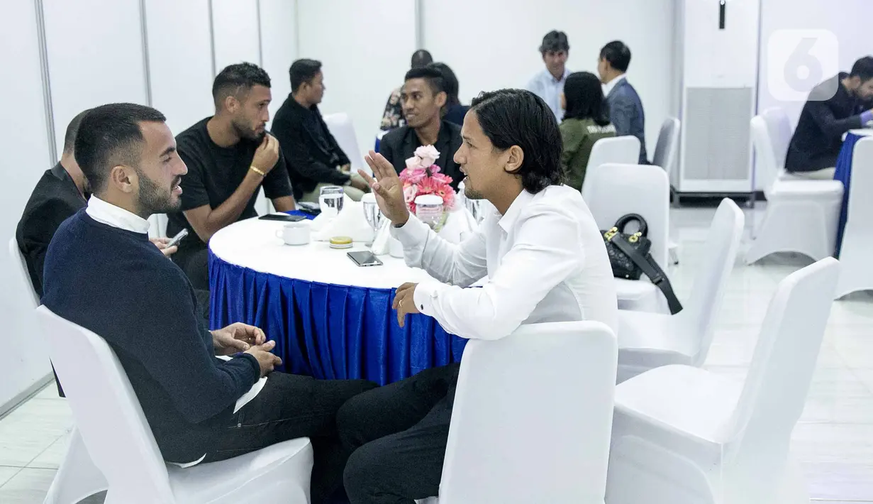Pemain Bali United, Irfan Bachdim (kemeja putih) berbincang dengan para pesepakbola saat menghadiri gelaran Indonesian Soccer Award 2019 di Studio 6 Indosiar, Jakarta, Jumat (10/1/2020). (Liputan6.com/Faizal Fanani)