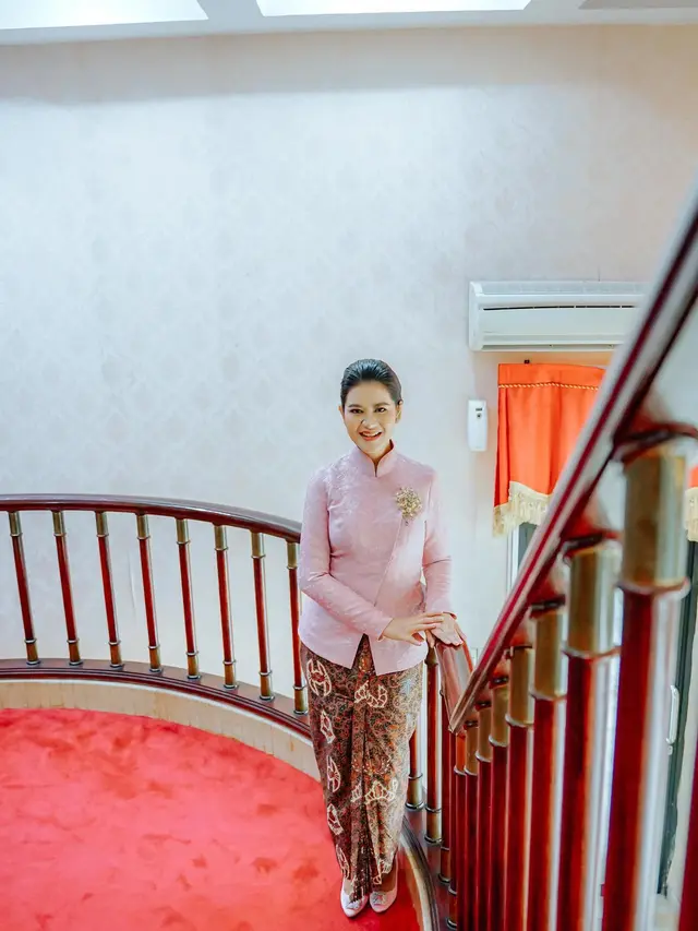 7 Potret Terbaru Kahiyang Ayu yang Makin Langsing, Dipuji Bak ABG