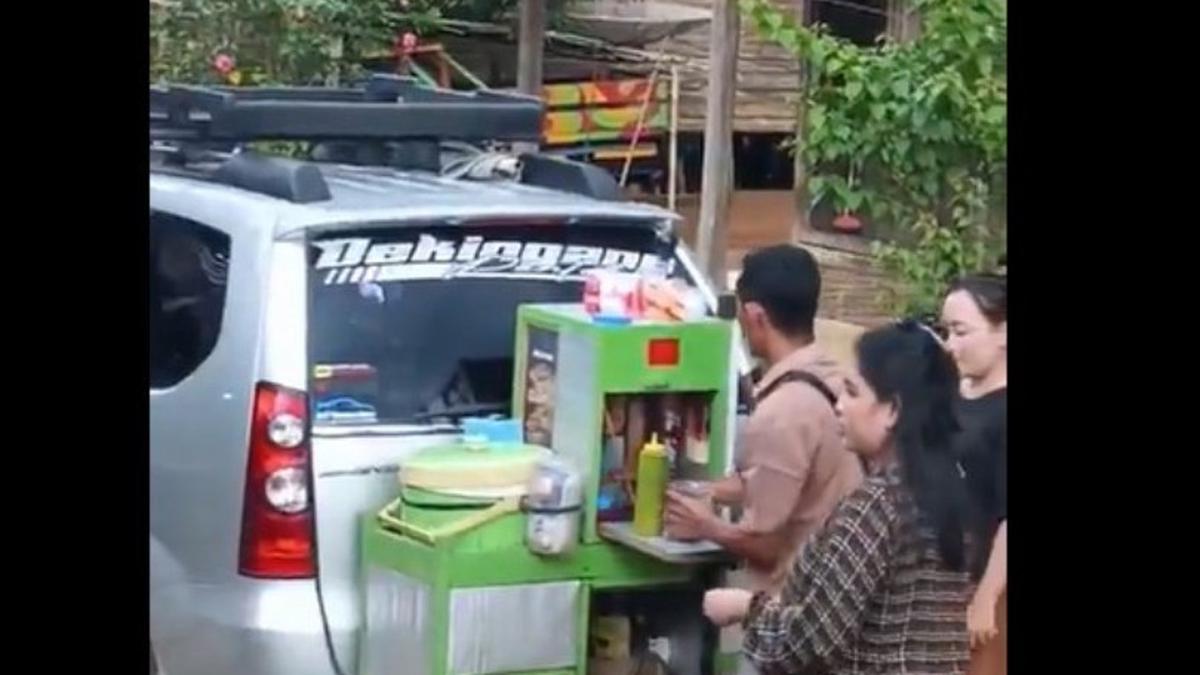 Pedagang Bakso Unik di Kalimantan, Modifikasi Mobil Jadi Tempat Jualan