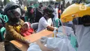 Wisatawan mengikuti rapid test di kawasan Gadog, Bogor, Jawa Barat, Kamis (29/10/2020. Pemkab Bogor mewajibkan wisatawan yang mengunjungi kawasan Puncak dan sekitarnya untuk mengikuti rapid test untuk mencegah penyebaran COVID-19. (merdeka.com/Arie Basuki)