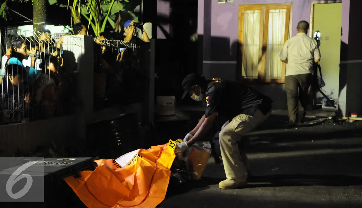 Petugas mengumpulkan barang bukti di lokasi penggerebekan dan penembakan terduga teroris di Setu, Tangerang Selatan, Banten, Rabu (21/12). Densus 88 melakukan baku tembak yang akhirnya menewaskan tiga orang terduga teroris. (Liputan6.com/Helmi Afandi)