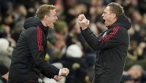 Ralf Rangnick melakukan selebrasi  bersama asisten pelatih Darren Fletcher usai Marcus Rashford mencetak gol kemenangan Manchester United atas West Ham United pada laga Liga Inggris 2021/2022. (AP/Dave Thompson)