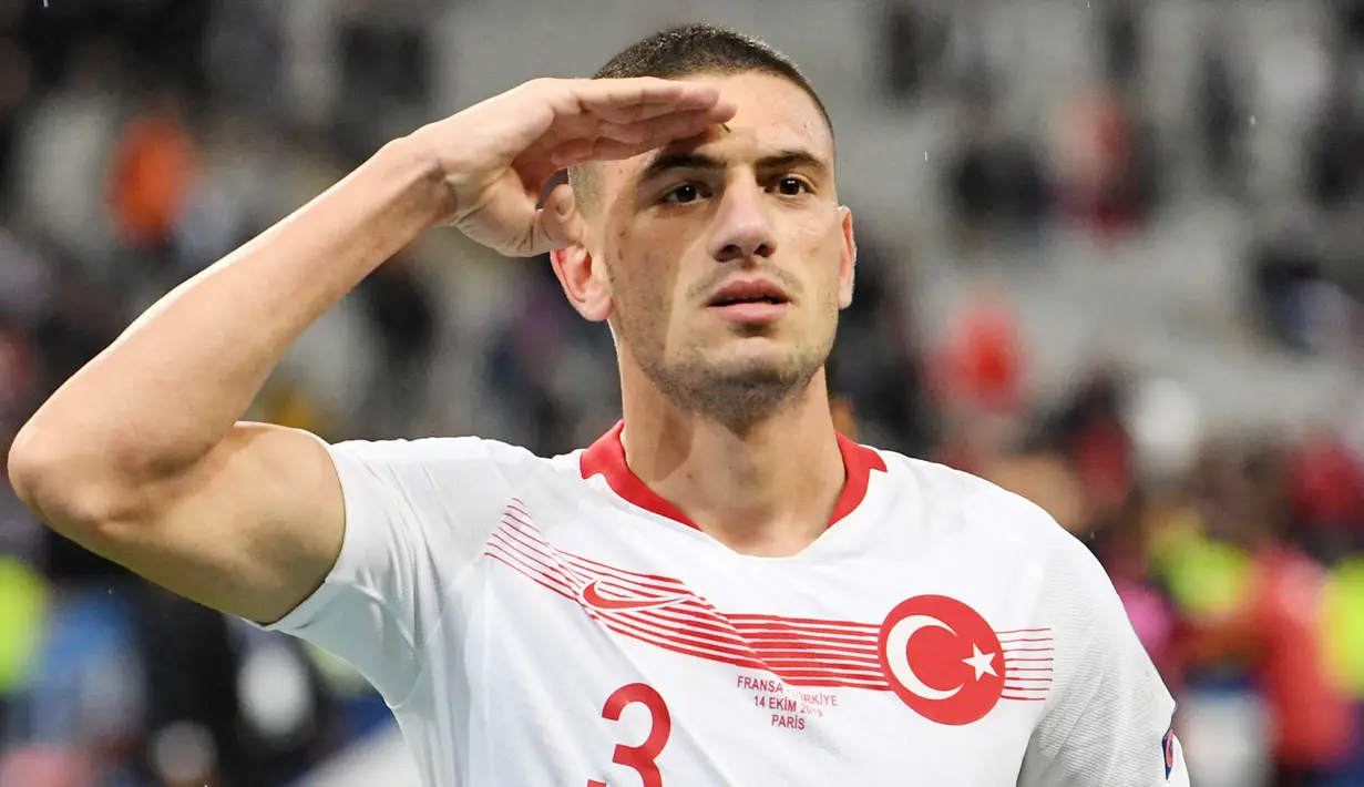 Merih Demiral - Bek Juventus ini turut memperkuat Timnas Turki dalam skuat Euro 2020. Memiliki kecepatan dan tangguh dalam duel udara membuatnya layak mengisi sektor pertahanan asuhan Senol Gunes. (AFP/Alain Jocard)