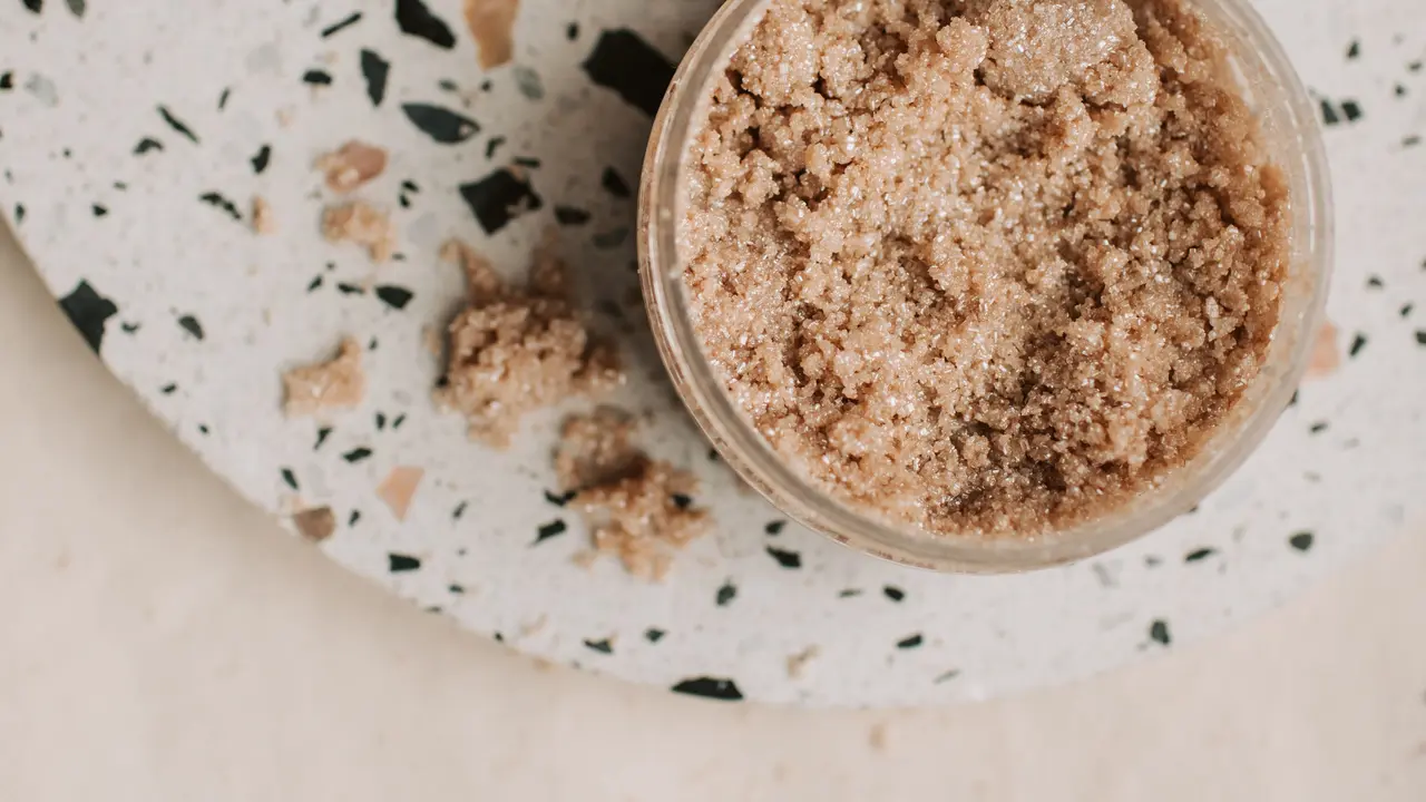 Kenapa Kulit Kepala Perlu Dieksfoliasi? Ini Manfaat Scalp Scrub untuk Perawatan Rambut