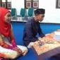 Sutasmi dan Dwi Purwanto saat menjalani pemeriksaan pernikahan, namun dikabarkan seakan-akan sedang menlangsungkan akad nikah. (foto: Liputan6.com / FB / edhie prayitno ige)