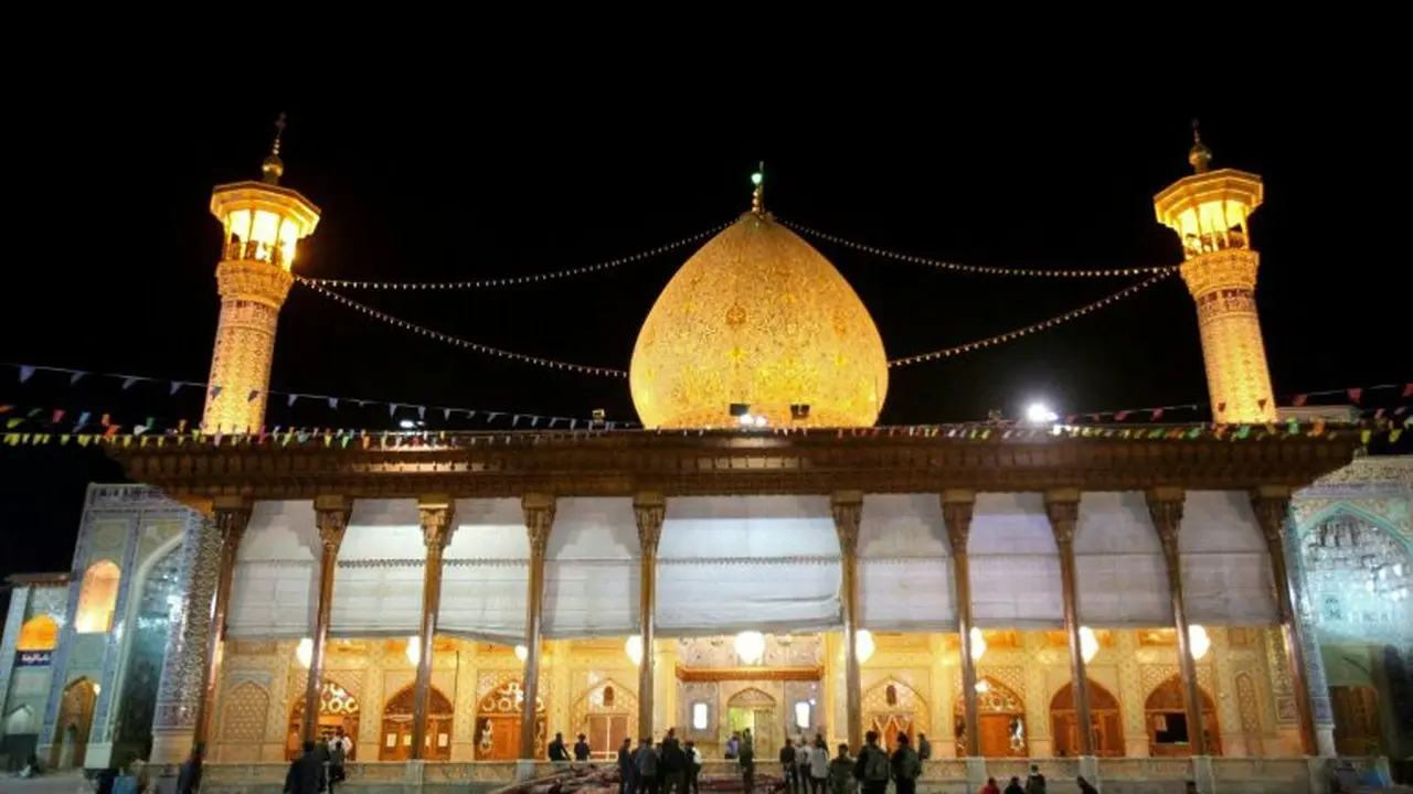 Pasukan keamanan Iran dikerahkan menyusul serangan bersenjata di Kuil Shah Cheragh di kota Shiraz pada 26 Oktober 2022 [Kantor Berita ISNA/AFP]