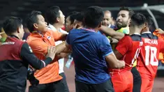 Hampir dua bulan setelah laga final cabang olah raga sepak bola SEA Games 2023 Kamboja antara Timnas Indonesia U-22 menghadapi Thailand yang diwarnai keributan, AFC sebagai induk sepak bola Asia akhirnya menjatuhkan sanksi kepada beberapa pemain dan ofisial tim kedua kubu. Para pemain dan ofisial tim Timnas Indonesia U-22 mendapatkan sanksi lebih ringan dibandingkan Thailand. Berikut daftar pemain dan ofisial tim Timnas Indonesia U-22 yang mendapatkan sanksi dari AFC. (Bola.com/Abdul Aziz)