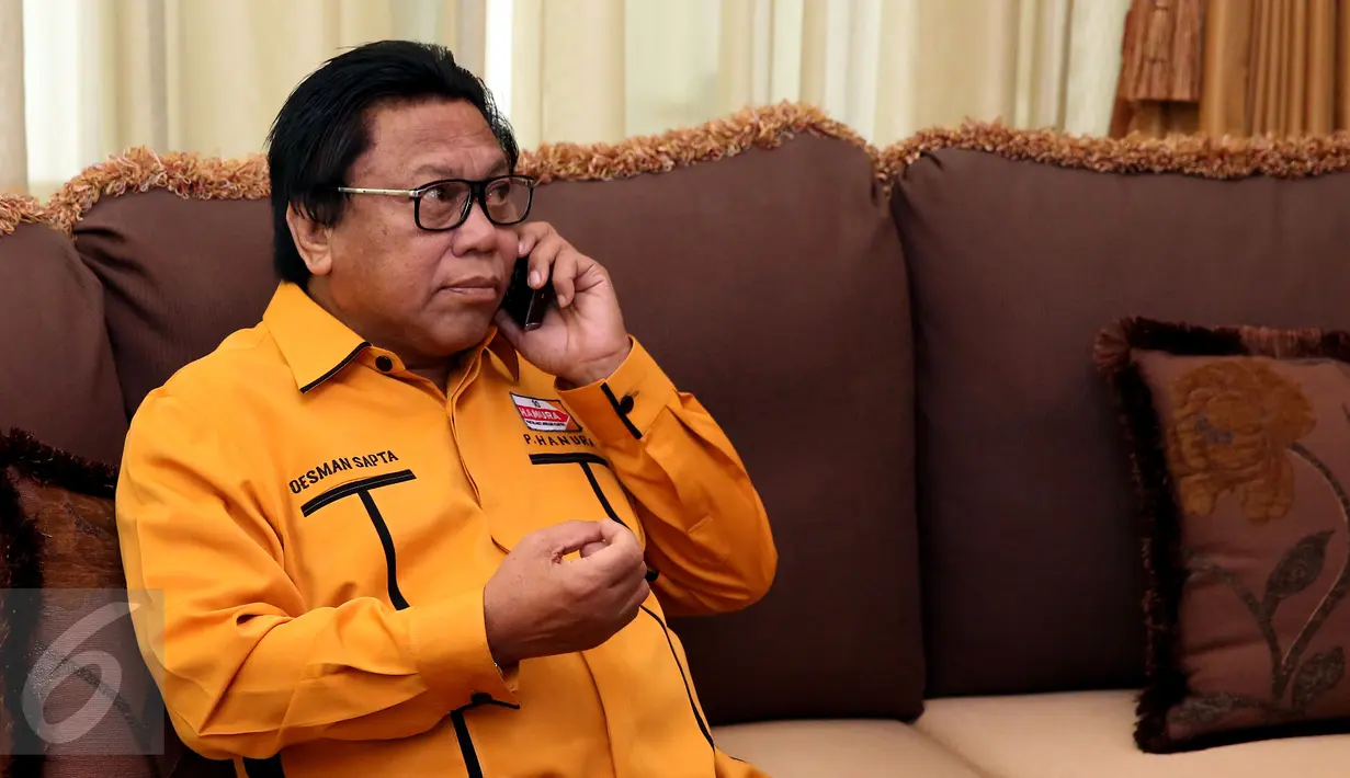  Oesman Sapta Odang jelang memberikan keterangan pers di kediamannya, Jakarta, Kamis (22/12). Oesman terpilih menjadi Ketua Umum Partai Hanura berdasarkan keputusan Musyawarah Nasional Luar Biasa (Munaslub) Hanura. (Liputan6.com/Johan Tallo)