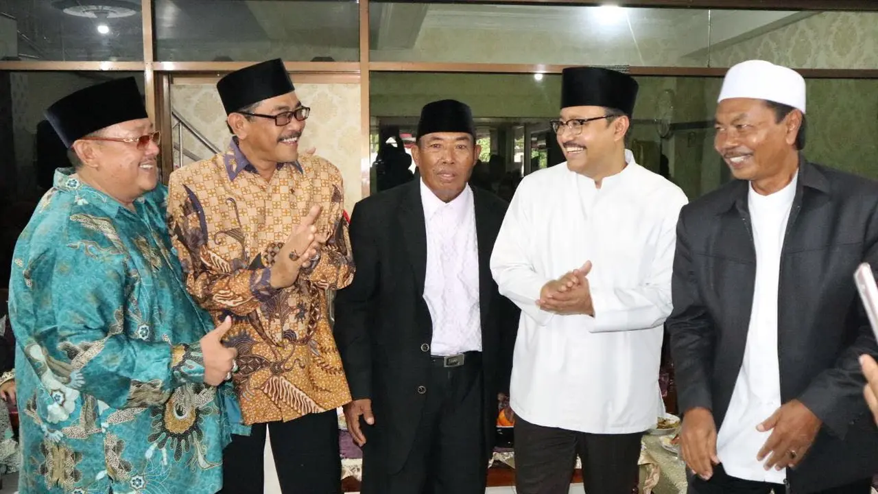 Ikatan Keluarga Madura (IKAMRA) menyatakan sikap mendukung dan memenangkan Gus Ipul-Puti Guntur. (Liputan6.com/Dian Kurniawan)