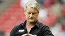 Stuttgart's coach Armin Veh gestures during the Bundesliga football match of VfB Stuttgart against Bayer Leverkusen at the Mercedes-Benz Arena stadium in Stuttgart, southern Germany, on August 23, 2008. AFP PHOTO DDP/OLIVER LANG