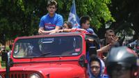 Cristian Gonzales dan keluarga naik jip warna merah saat arak-arakan Arema FC juara Piala Presiden 2017. (Bola.com/Iwan Setiawan)